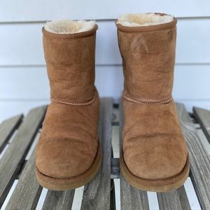 Women's UGG Classic Short Boots - Size 6